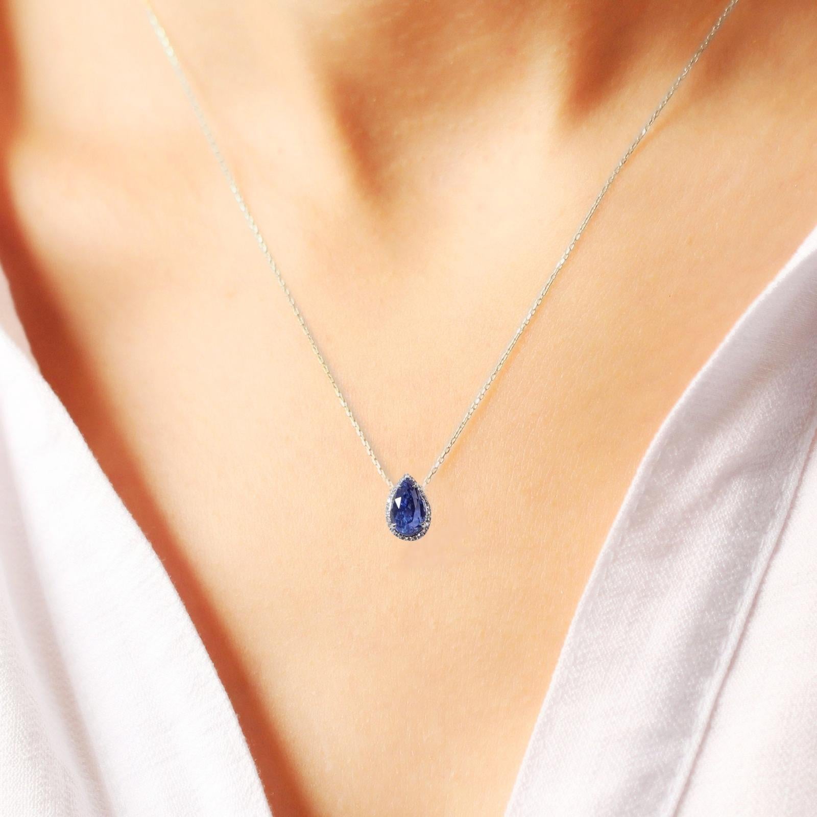 Pear Cut 18K White Gold Necklace With Sapphire 2.82 ct. For Sale