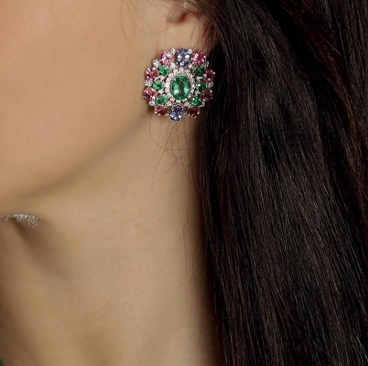 Artisan Boucles d'oreilles en or blanc 18 carats avec tanzanite, tourmaline rose, émeraudes et diamants en vente