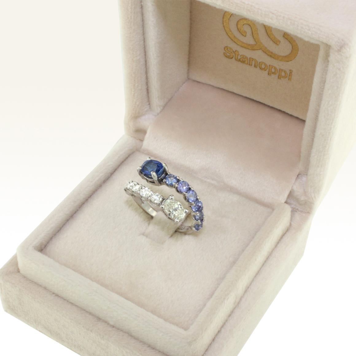 Women's or Men's 18 Karat White Gold with Tanzanites and White Diamond Amazing Modern Ring For Sale