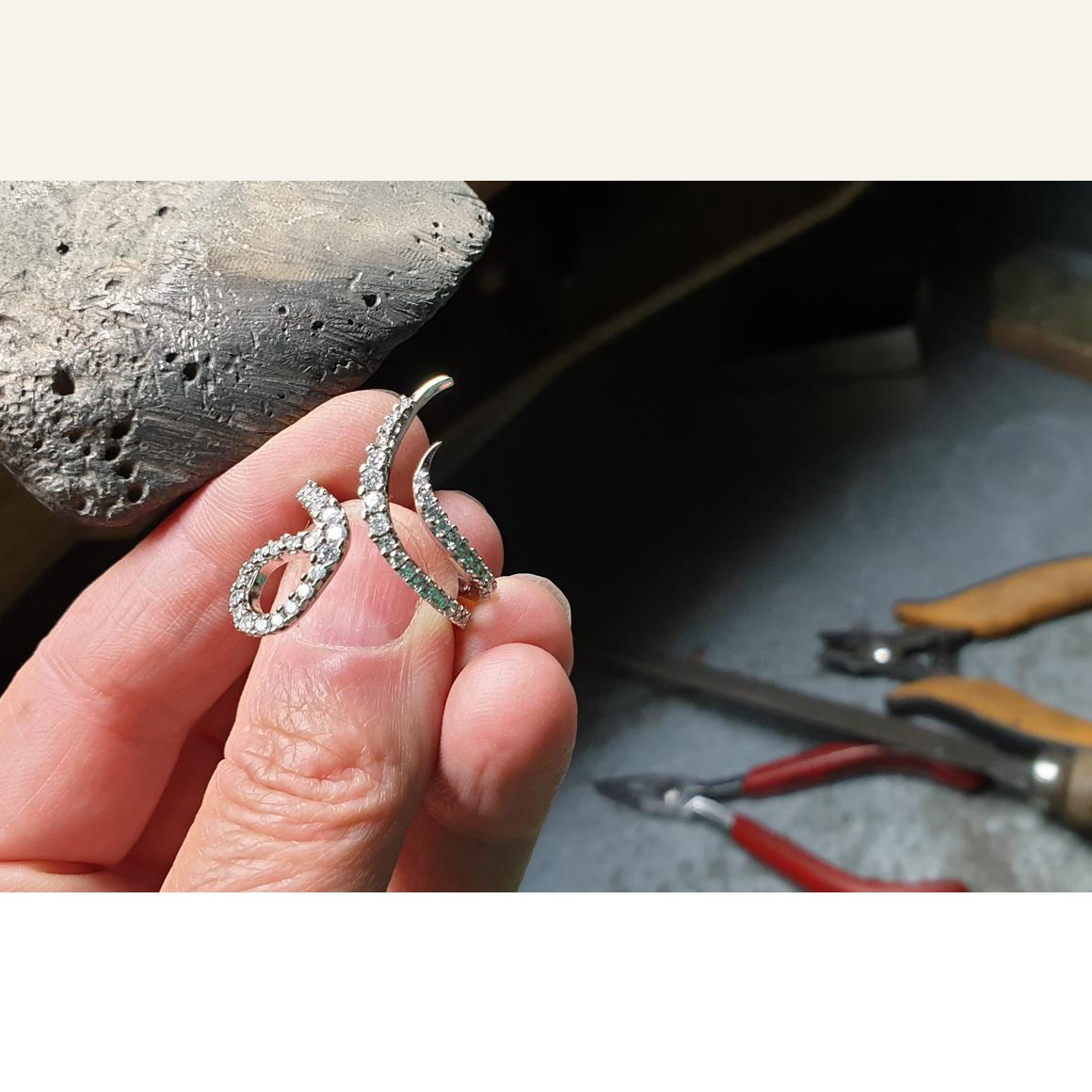 18 Karat Weißgold mit weißen Diamanten Moderner erstaunlicher Verlobungs-/Cocktailring im Angebot 1