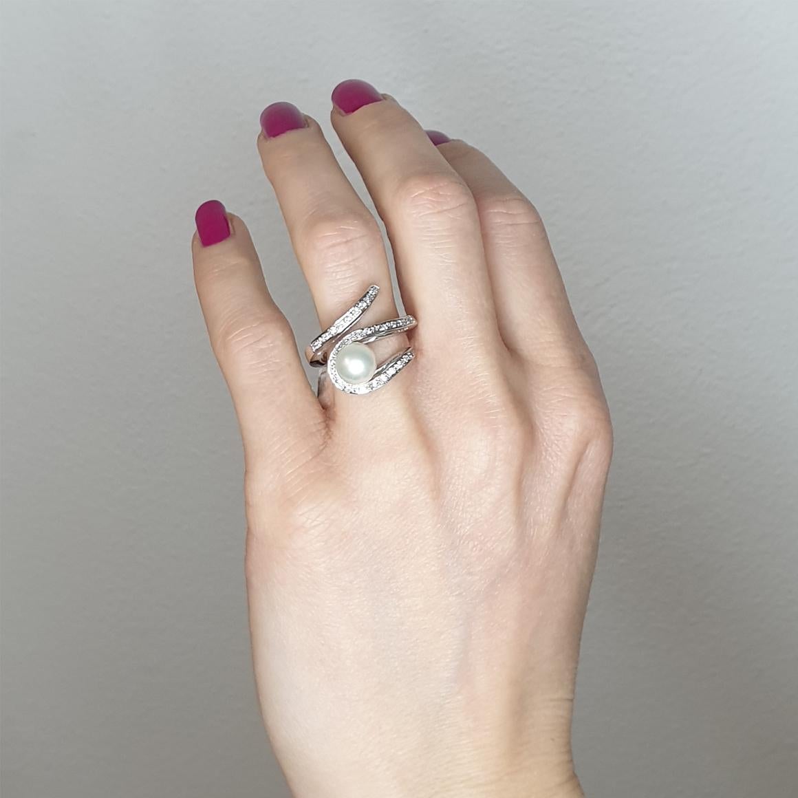 Mode und klassische Tugheter perfekte Kombination. Hergestellt in Italien von Stanoppi Jewellery seit 1948.
Ring aus 18k Weißgold mit weißen Perlen (Größe: 7,5mm) und weißen Diamanten cts 0.32 VS Farbe G/H. 

Größe des Rings: 13 EU -  6,5 USA 

Alle