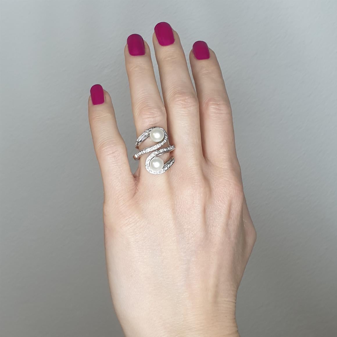 Tiimeless Ring spezielles Design für diesen Ring handgefertigt in Italien von Stanoppi Jewellery seit 1948.
Ring aus 18k Weißgold mit weißen Perlen (Größe: mm) und weißen Diamanten cts VS Farbe G/H.   g.9,30

Größe des Rings: 11 EU - 6 USA 

Alle