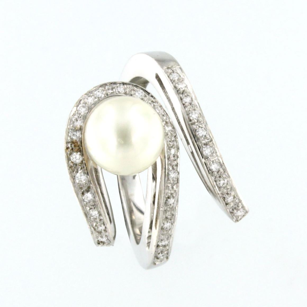 Romantic 18k White Gold with White Pearls and White Diamonds Ring For Sale