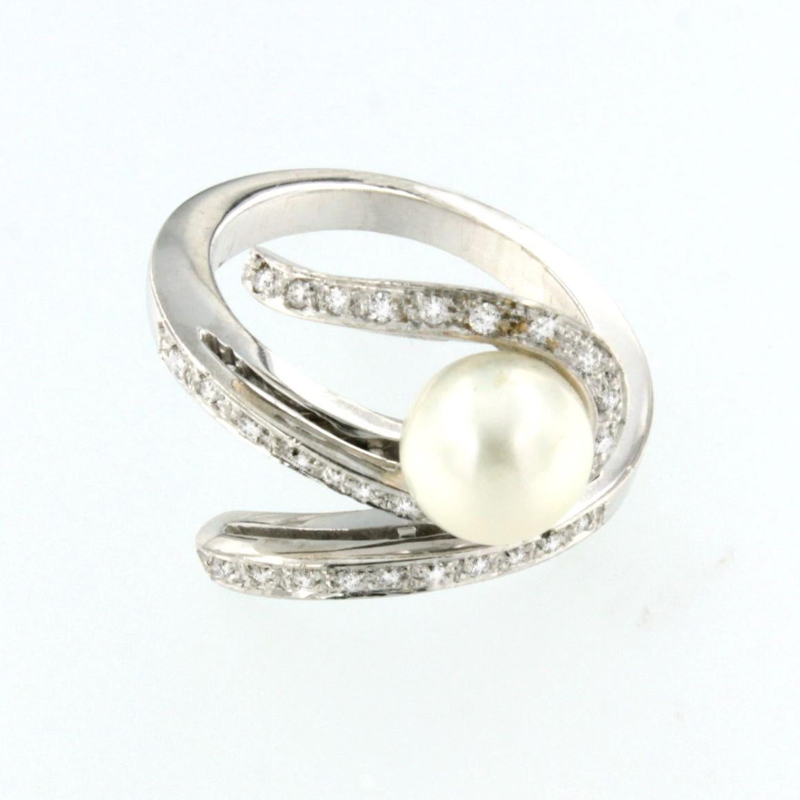 Round Cut 18k White Gold with White Pearls and White Diamonds Ring For Sale