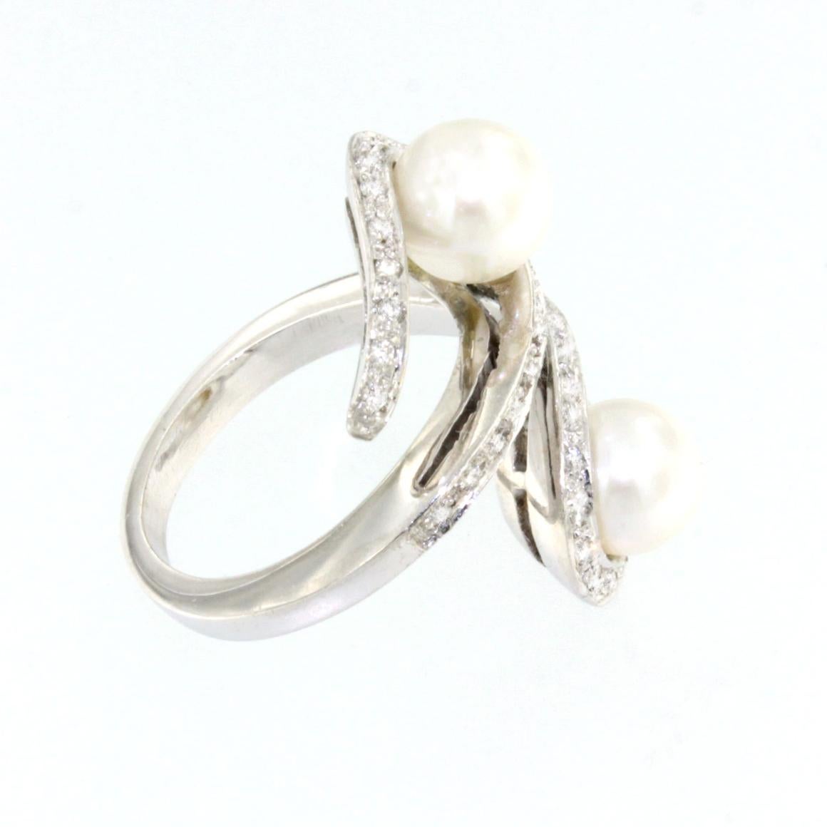 Round Cut 18k White Gold with White Pearls and White Diamonds Ring For Sale