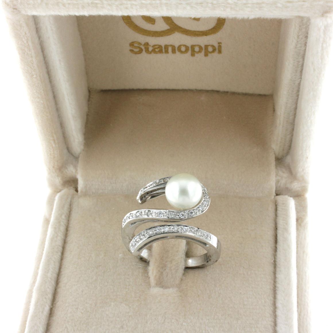 Ring aus 18 Karat Weißgold mit weißen Perlen und weißen Diamanten im Zustand „Neu“ im Angebot in GALLARATE, IT
