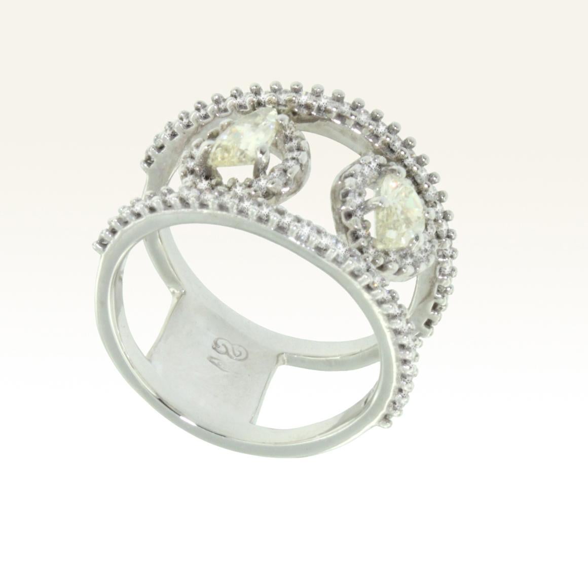 Taille brillant Bague cocktail élégante en or blanc 18 carats avec diamant jaune et diamant blanc en vente
