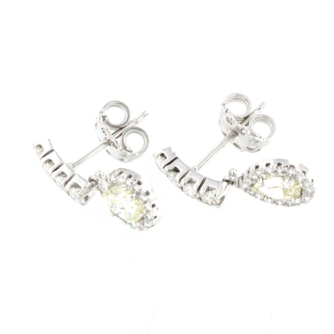 Moderne Boucles d'oreilles en or blanc 18 carats avec diamants jaunes et diamants blancs en vente