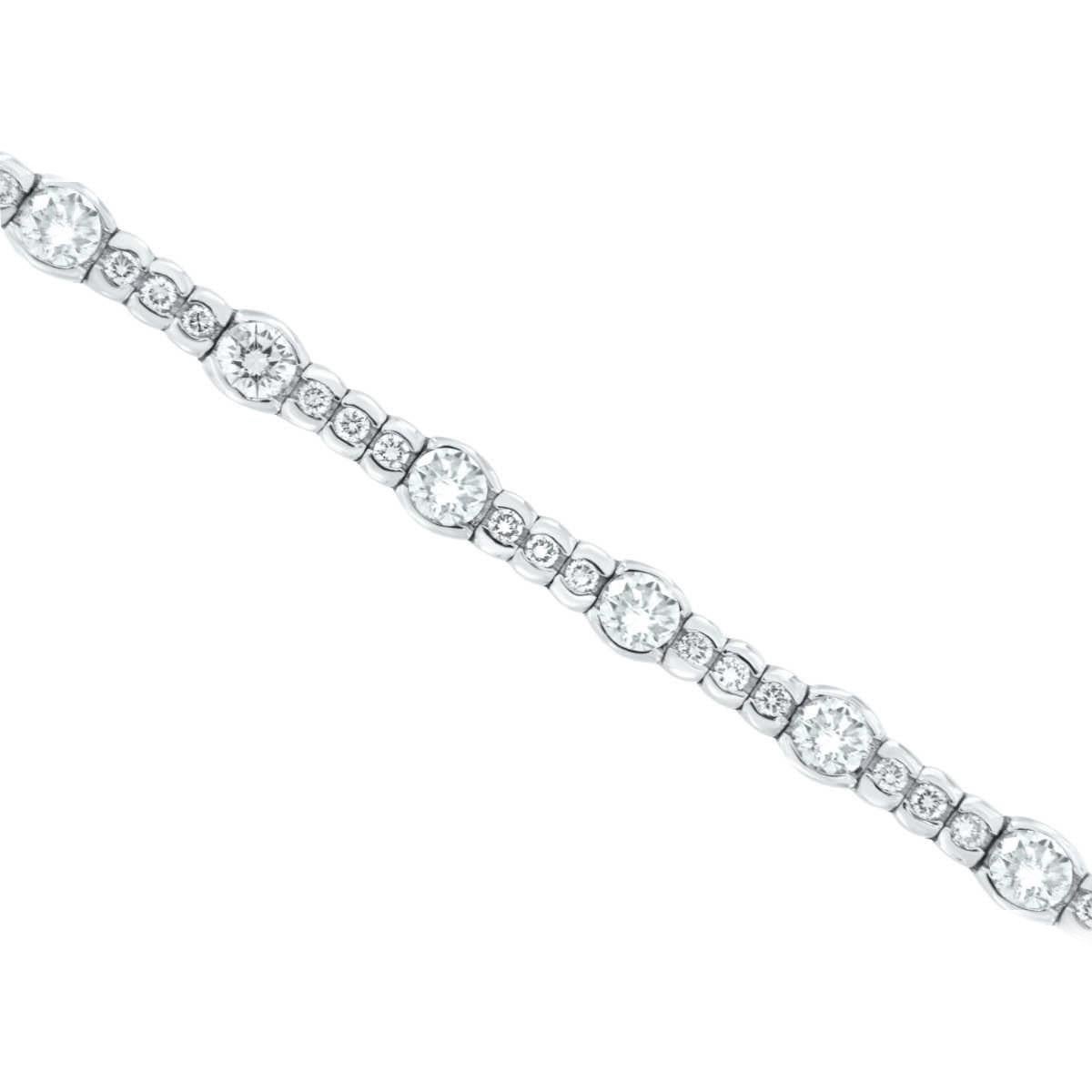 Contemporary 18K White Gold Women's Round Brilliant Diamond Half-Bezel Tennis Bracelet For Sale