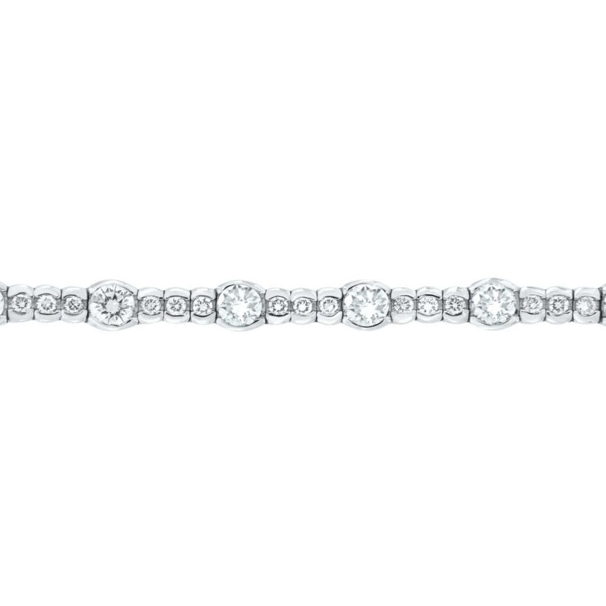 Taille ronde Bracelet tennis en or blanc 18 carats à demi- lunette avec diamants ronds et brillants pour femmes en vente