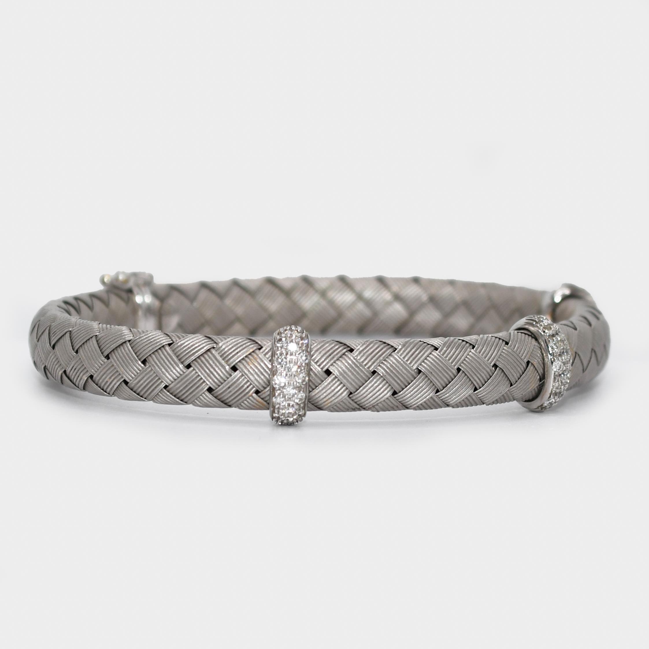 18K White Gold Woven Bracelet with Diamonds and Clasps 26.4g
18k white gold woven link bangle bracelet with diamonds.
Stamped 18k Italy, 1226 VI and weighs 26.4 grams.
The diamonds are round brilliant cuts, approximately .50 total carats, G to H