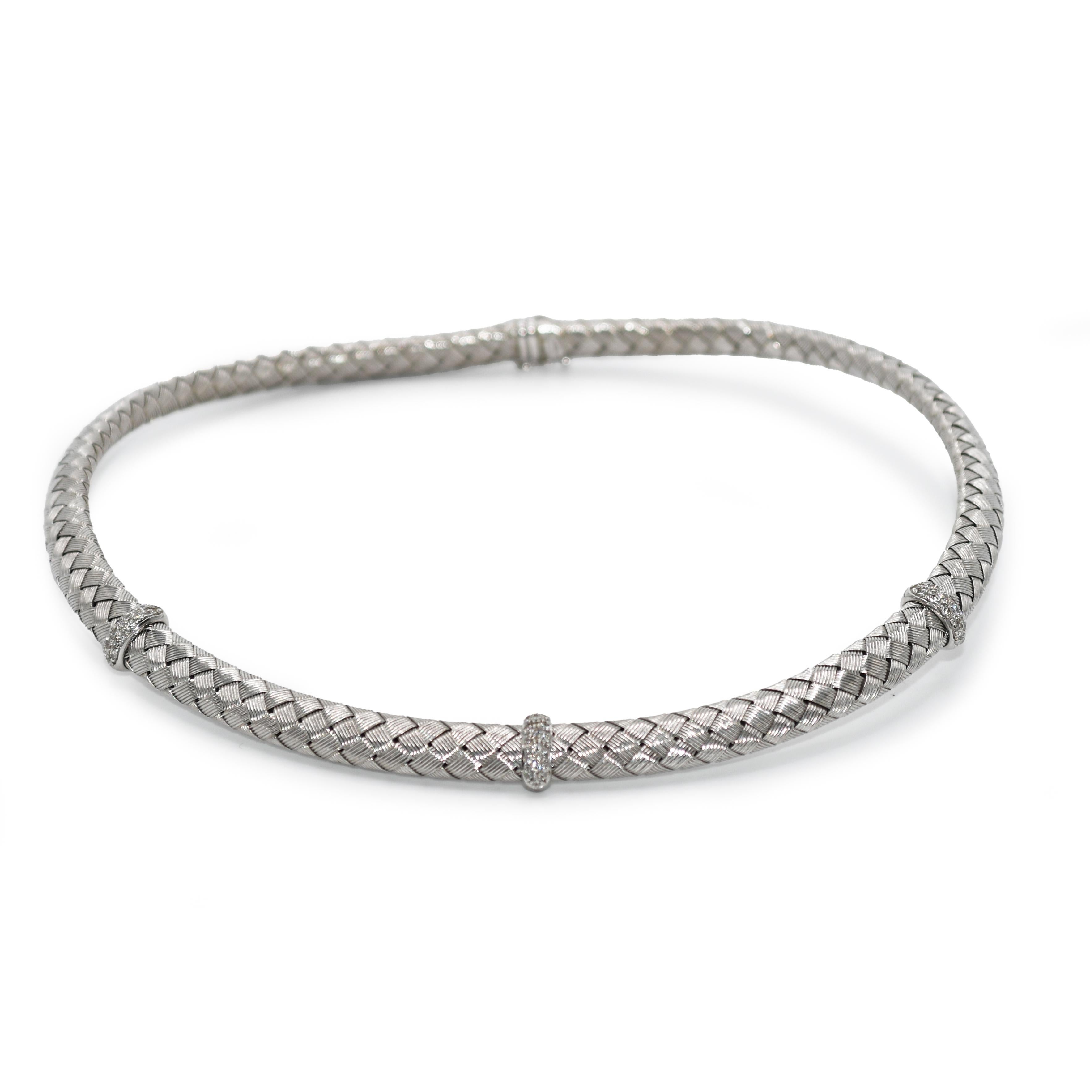 Collana con diamanti A Link in oro bianco 18 carati.
Collana da donna in oro bianco 18l e diamanti. 
Timbro 18k Italia, 1226 VI. 
Stile a maglie intrecciate. 
I diamanti sono tagli tondi brillanti, per un totale di 0,50 carati, di colore G, H, I e