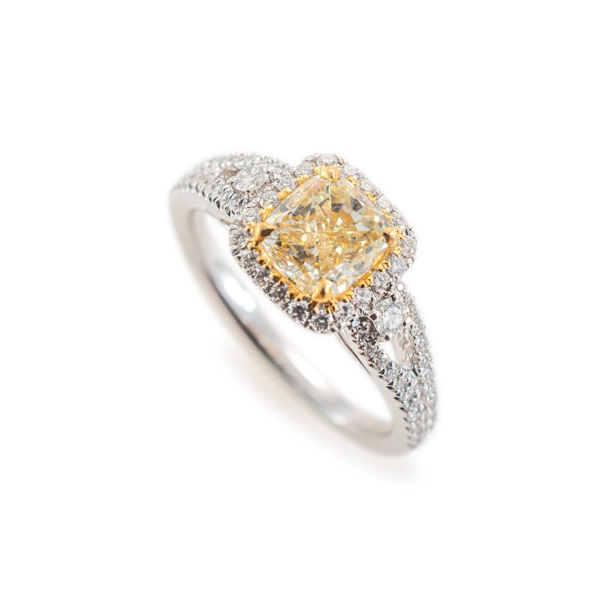 Geschlecht: Damen

Metall Typ: 18K Weißgold

Ring Größe: 6.5

Gewicht: 4.94 Gramm

Ein diamantener Verlobungsring aus 18 Karat Weißgold im zeitgenössischen Stil mit Halo-Akzent und halbrundem Schenkel. Das Metall wurde getestet und es wurde