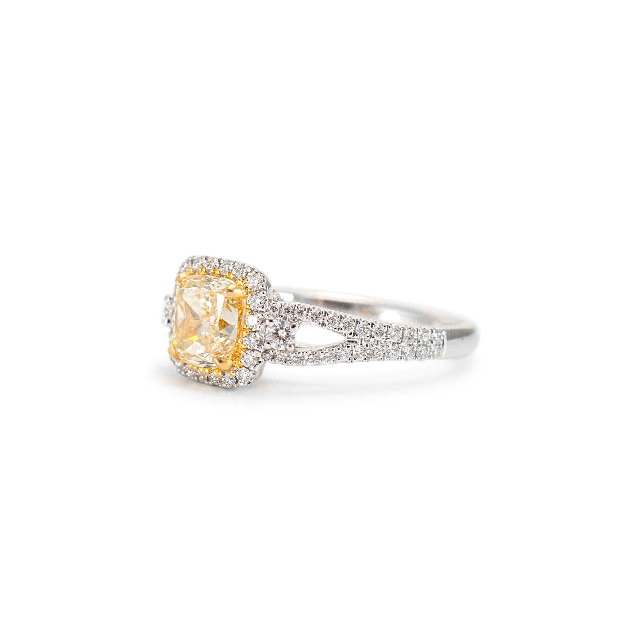 Verlobungsring aus 18 Karat Weißgold mit gelbem Diamanten im Kissenschliff und akzentuiertem Diamanten im Zustand „Hervorragend“ in Houston, TX