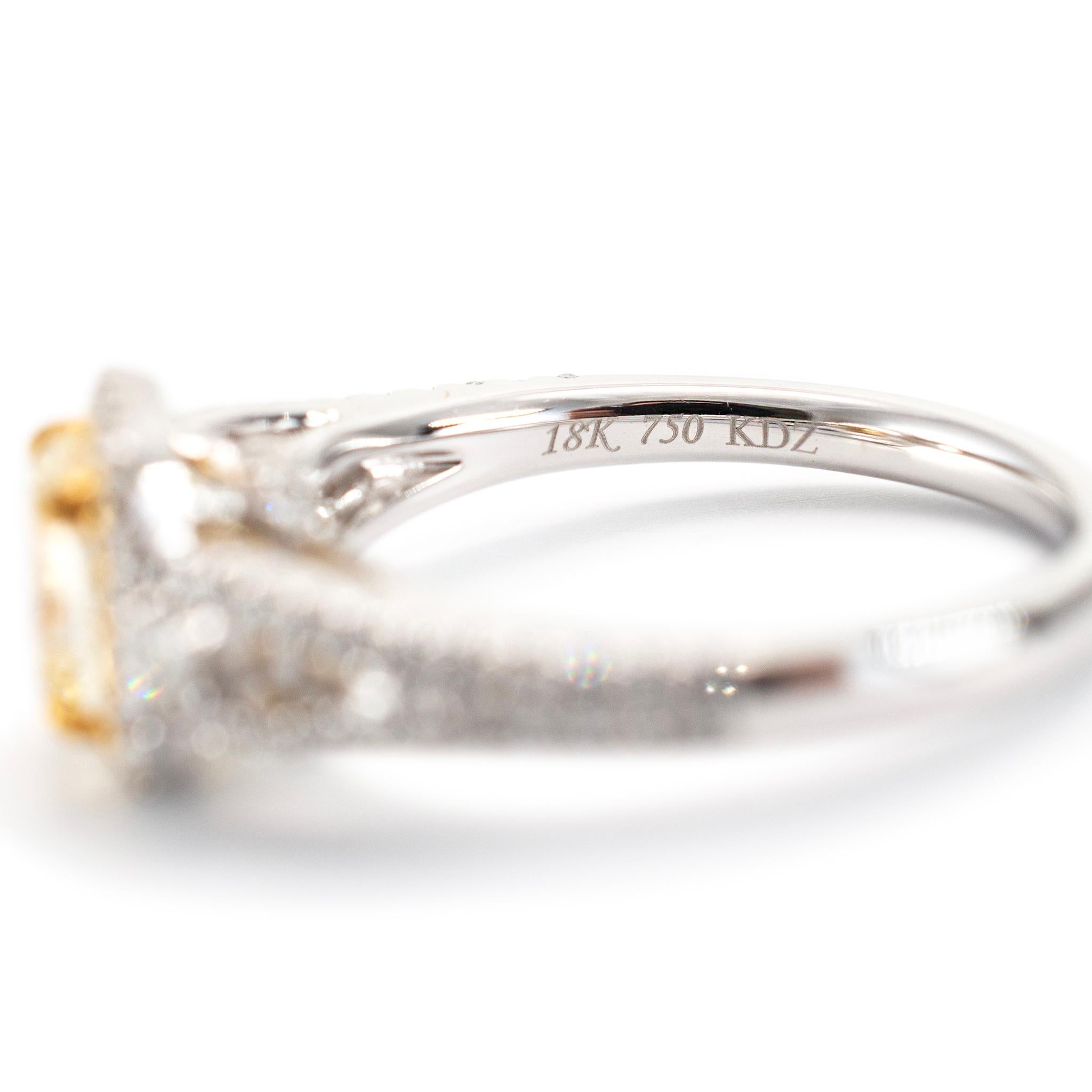Verlobungsring aus 18 Karat Weißgold mit gelbem Diamanten im Kissenschliff und akzentuiertem Diamanten 2
