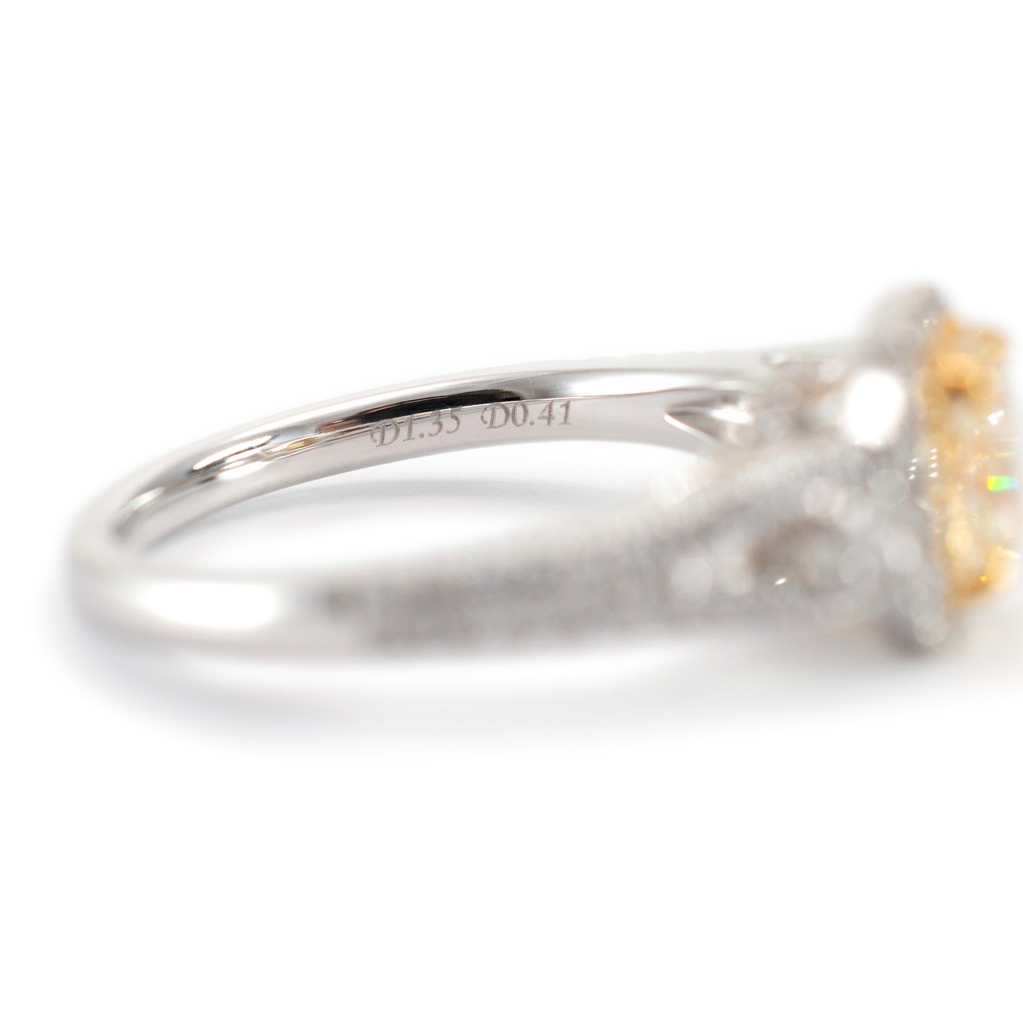 Verlobungsring aus 18 Karat Weißgold mit gelbem Diamanten im Kissenschliff und akzentuiertem Diamanten 3