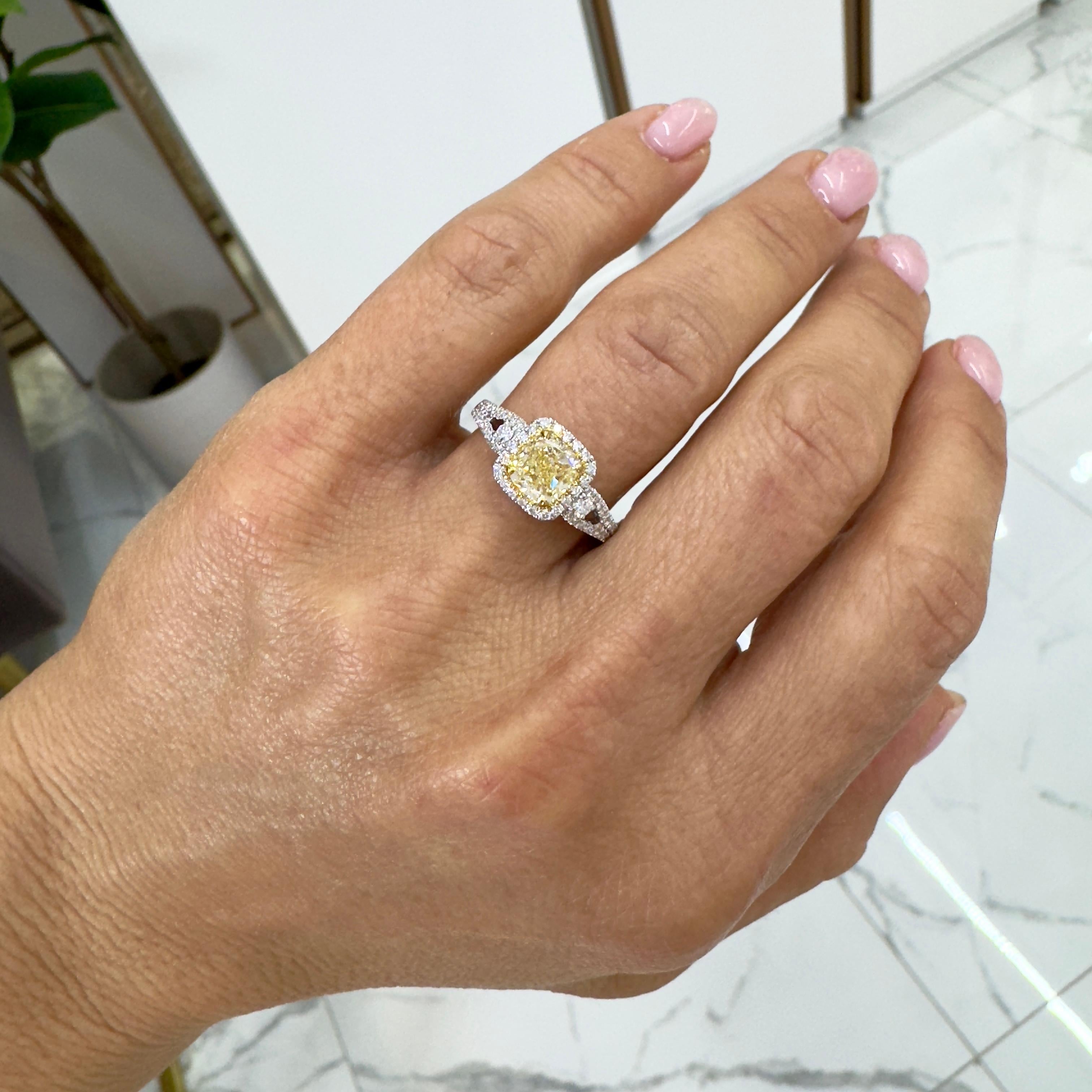 Verlobungsring aus 18 Karat Weißgold mit gelbem Diamanten im Kissenschliff und akzentuiertem Diamanten 4