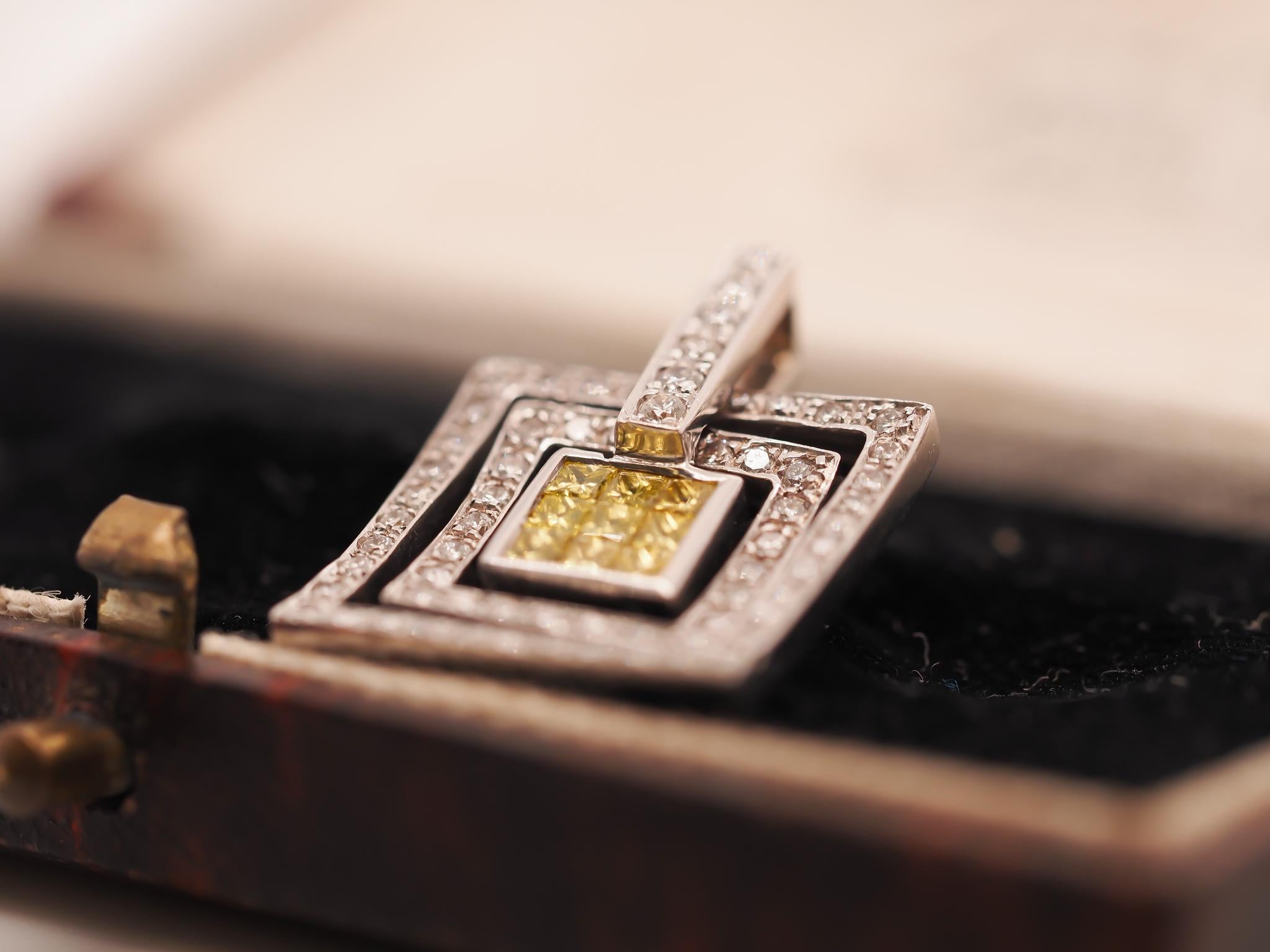 Année : années 2000
Détails de l'article :
Type de métal : Or blanc 18K [poinçonné et testé].
Poids : 4,3 grammes
Détails du diamant : Poids total de 0,90 ct, pureté VS, diamants blancs de couleur F et diamants jaunes de fantaisie.
Mesure : 0,75