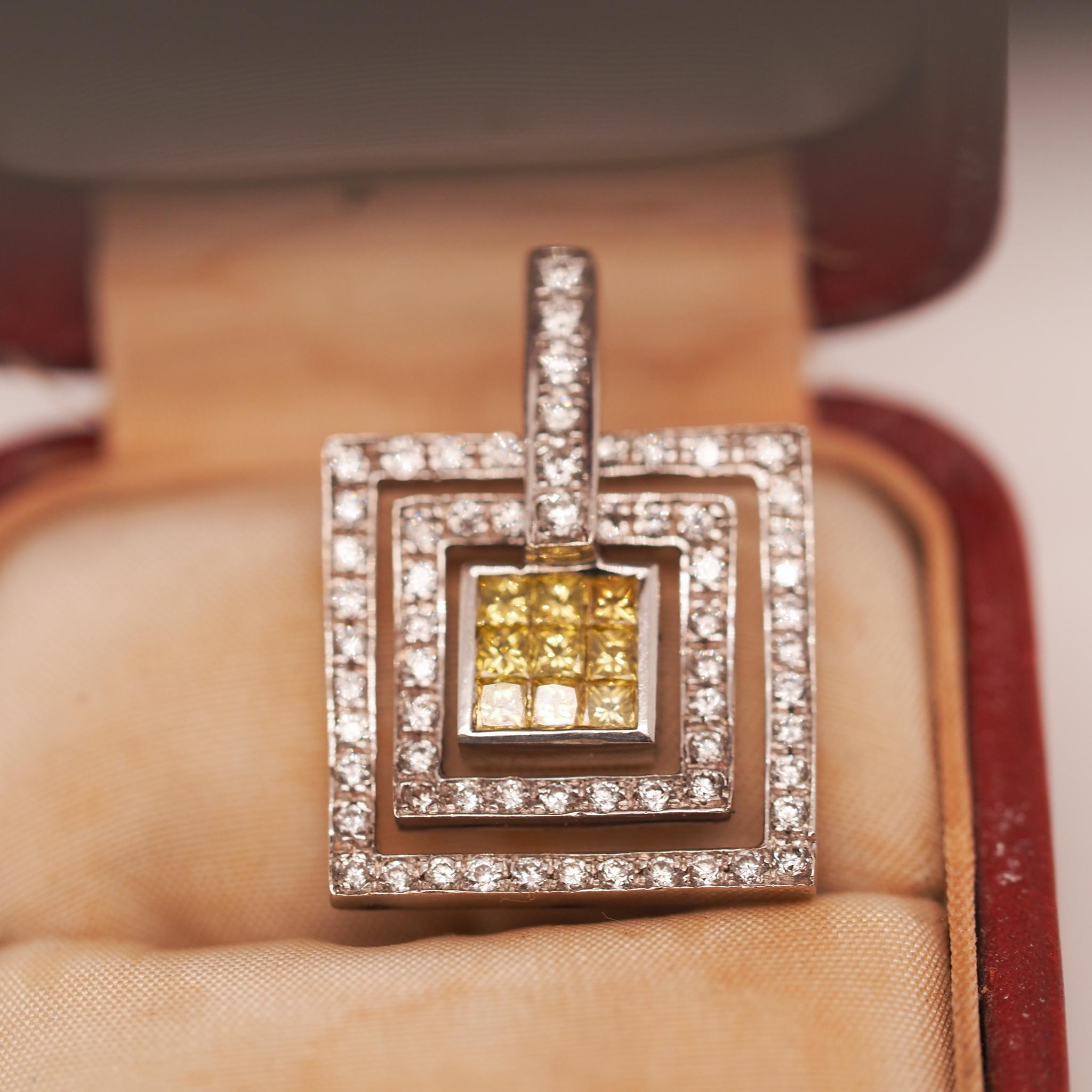 Pendentif en or blanc 18 carats avec diamant jaune et diamant blanc Excellent état - En vente à Hicksville, NY
