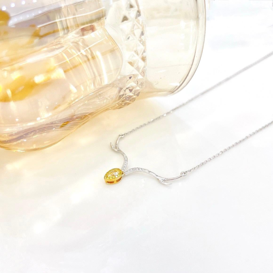18k White Gold Yellow Diamond Antlers Pendant Necklace with Diamonds In New Condition For Sale In Kowloon, HK