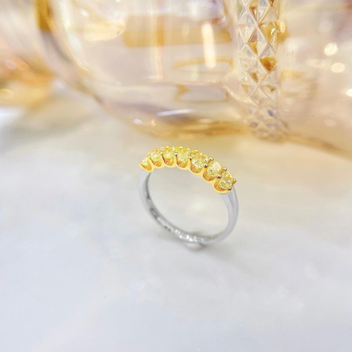 Bague en or blanc 18K avec diamant jaune

Diamants jaunes - 0,65 CT
Poids total - 1,87 GM