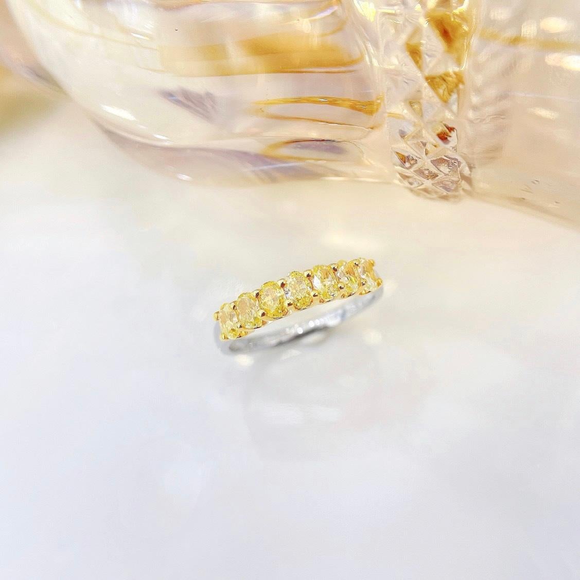 Bague en or blanc 18K avec diamant jaune Neuf - En vente à Kowloon, HK