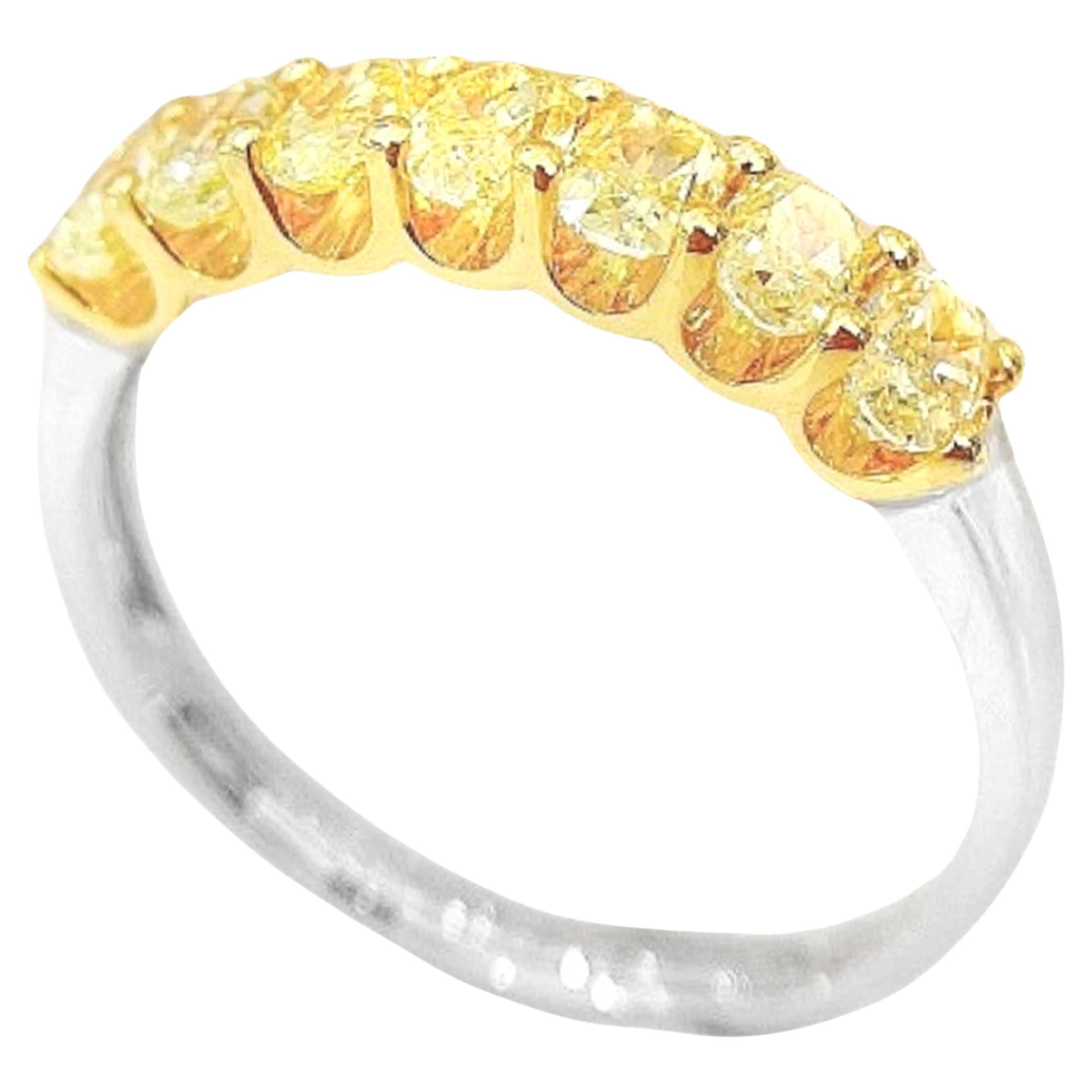 Anillo de oro blanco de 18 quilates con diamantes amarillos