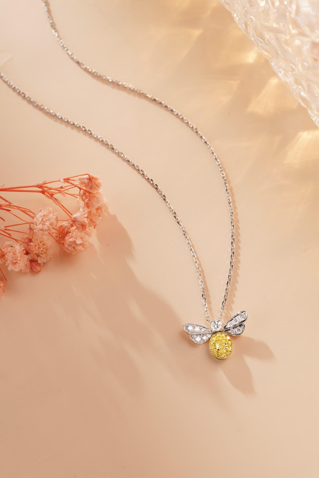 18K White Gold Yellow Diamond Bee Pendant Necklace In New Condition In Kowloon, HK