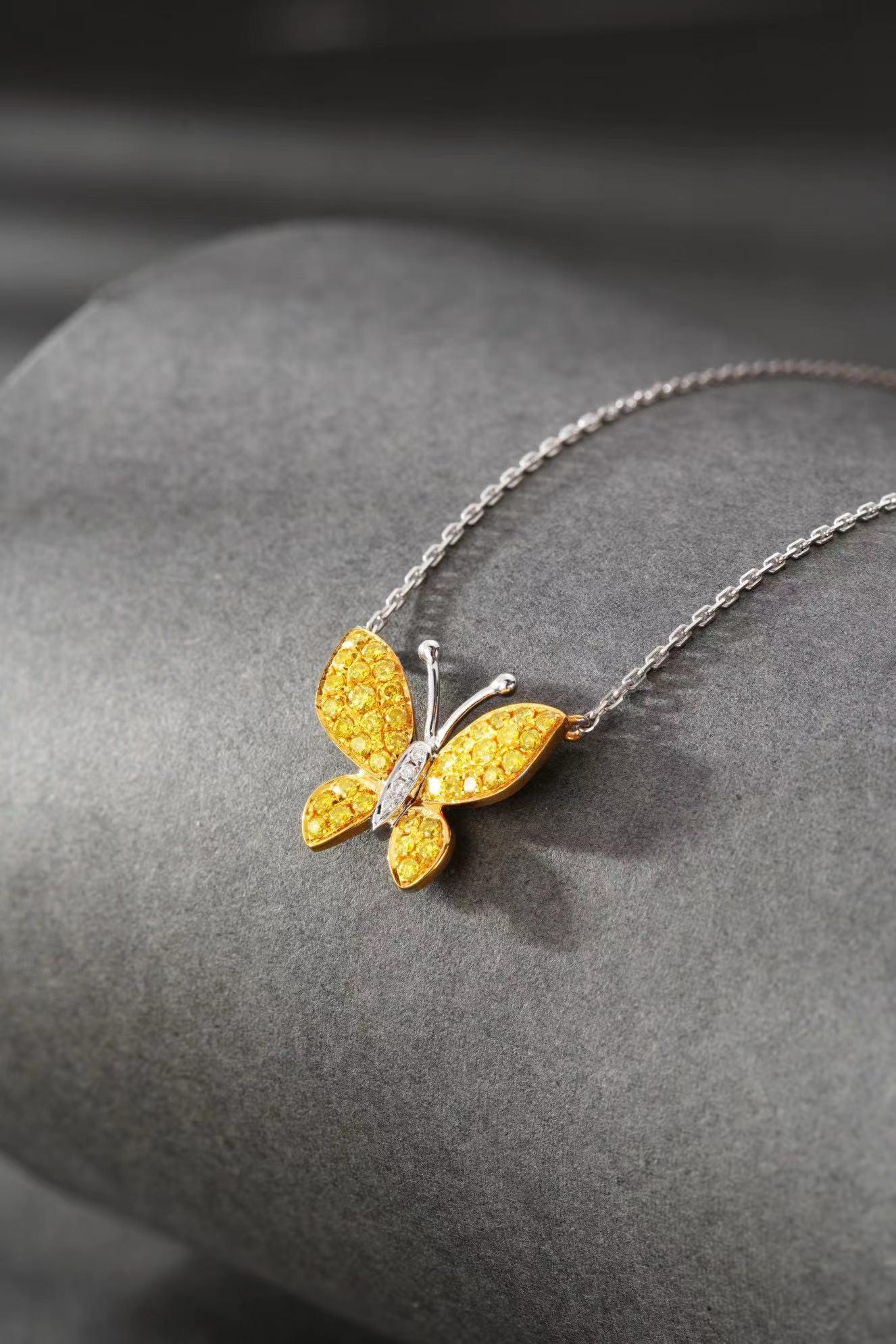 Moderno Collana con farfalla e diamante giallo in oro bianco 18 carati in vendita