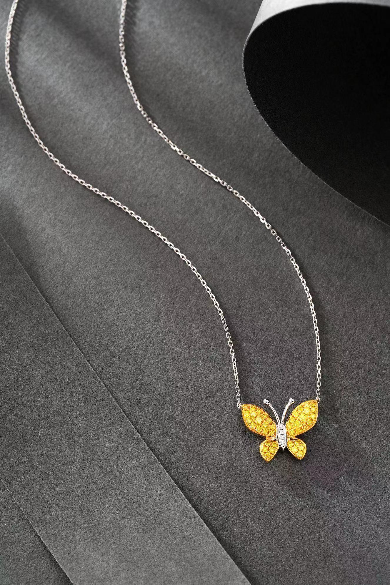 Taglio rotondo Collana con farfalla e diamante giallo in oro bianco 18 carati in vendita