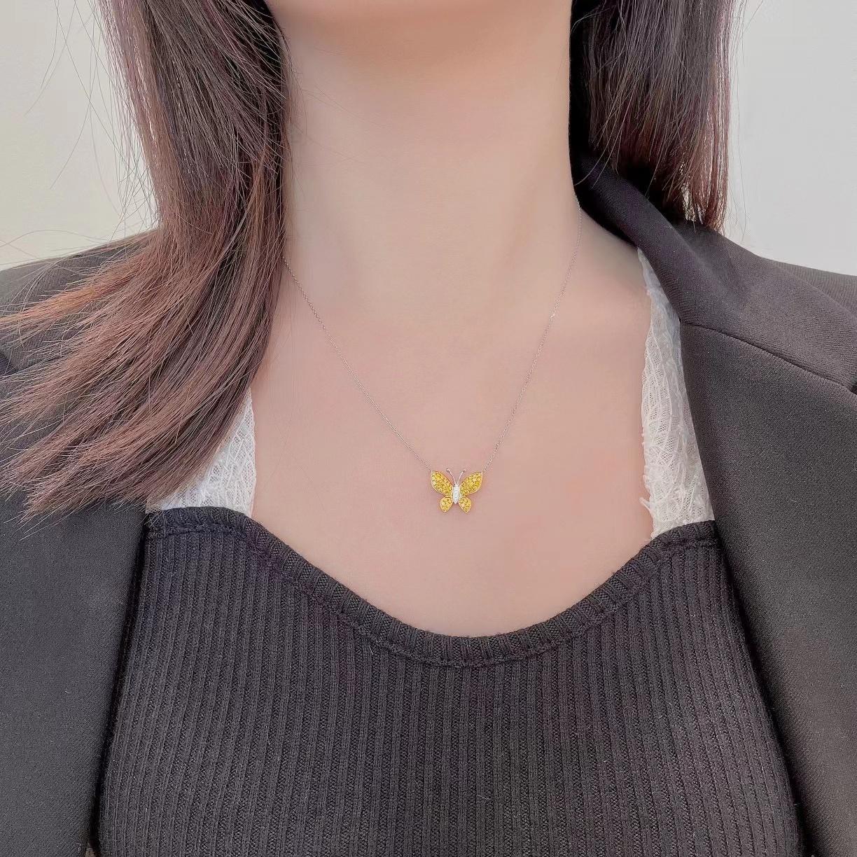Collana con farfalla e diamante giallo in oro bianco 18 carati In condizioni Nuovo in vendita a Hong Kong, HK