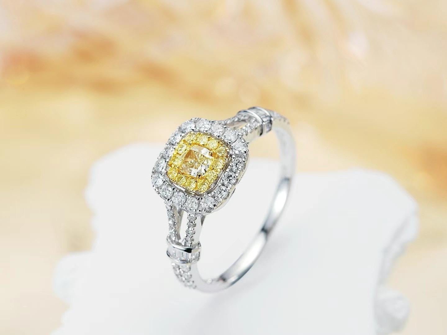 Taglio cuscino Anello classico con diamante giallo e diamante in oro bianco 18 carati in vendita
