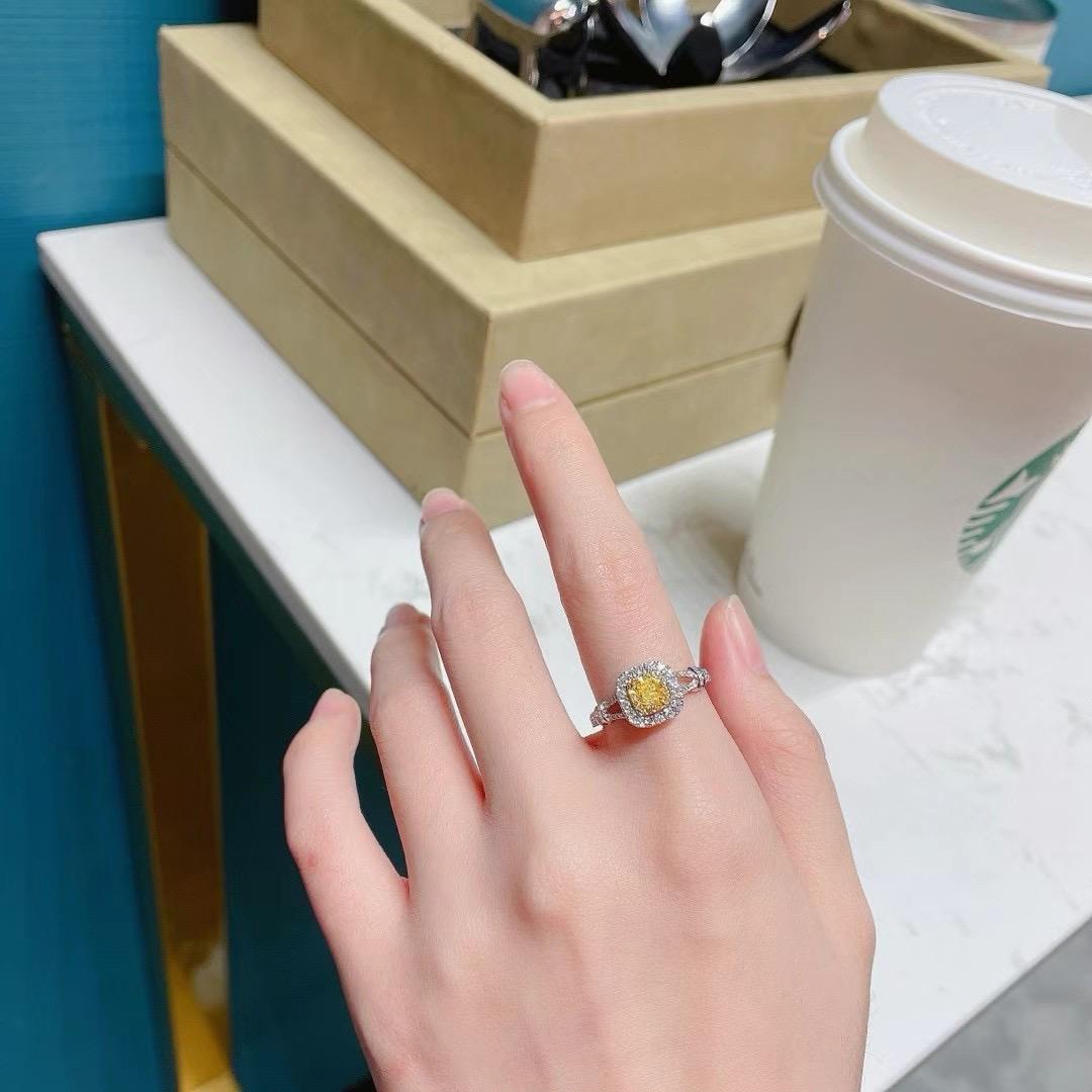 18K White Gold Yellow Diamond & Diamond Classic Ring In New Condition For Sale In Kowloon, HK