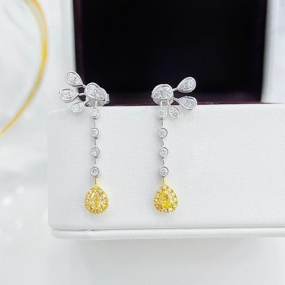 Orecchini a goccia con diamante giallo e diamante in oro bianco 18 carati

2 diamanti gialli - 0,22 CT
Diamanti - 0,46 CT
Peso totale - 3,49 GM