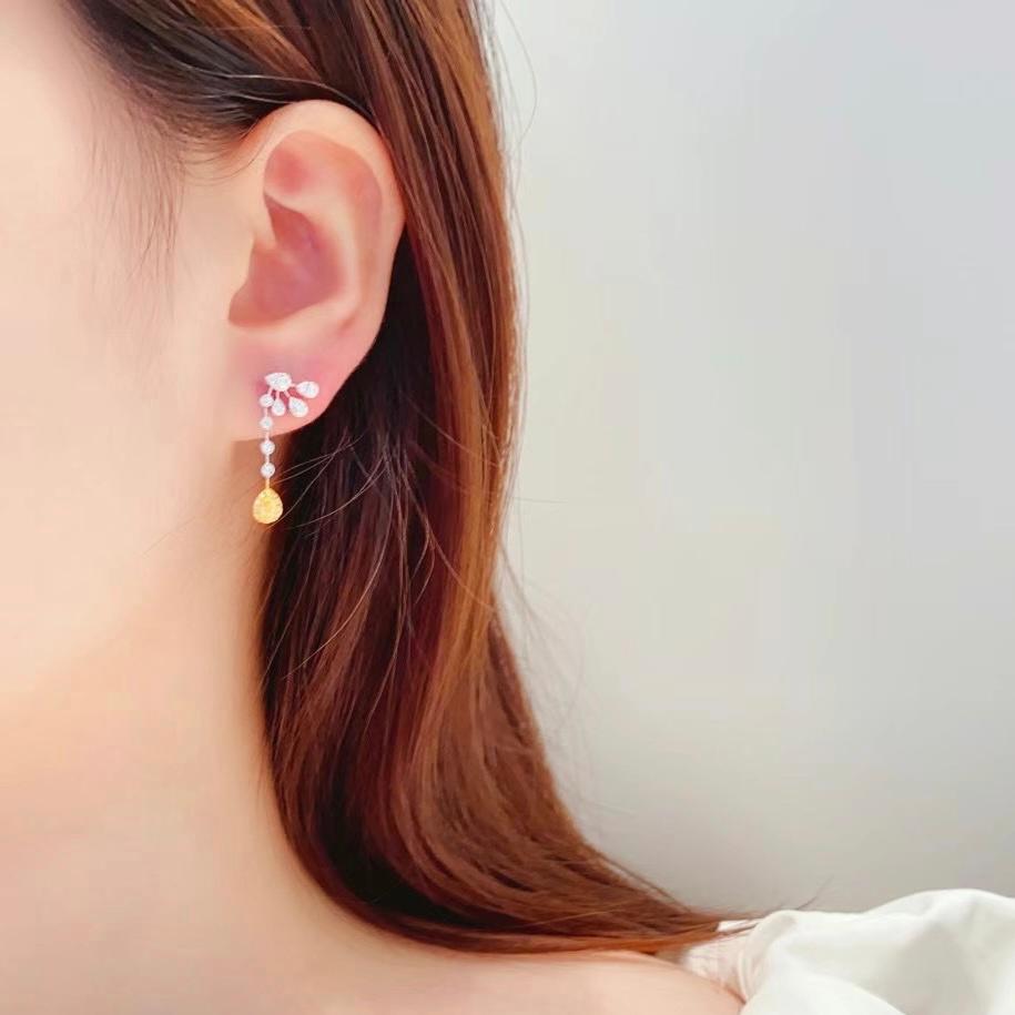 Moderno Orecchini a goccia con diamante giallo e diamante in oro bianco 18 carati in vendita