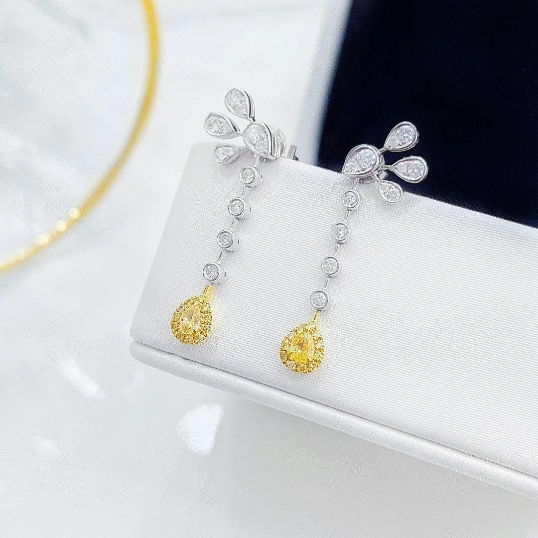 Orecchini a goccia con diamante giallo e diamante in oro bianco 18 carati In condizioni Nuovo in vendita a Kowloon, HK