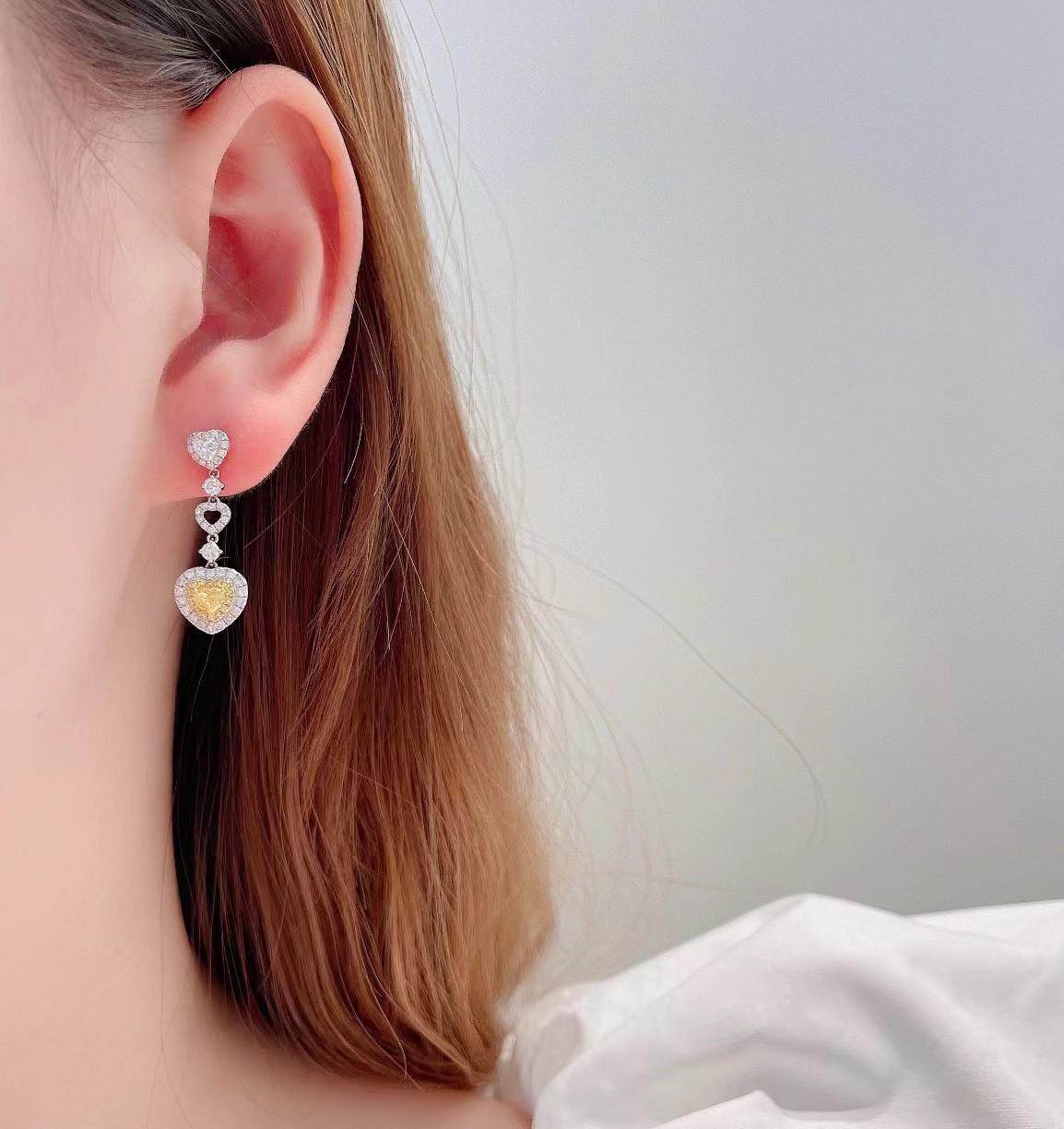 Orecchini con diamanti gialli in oro bianco 18 carati

Oro bianco 18K - 2,47 GM
Diamanti gialli - 0,40 CT
Diamanti Whiting - 0,80 CT

I classici orecchini di diamanti di Nurati Jewelry affascinano con il loro squisito design a fiocco di neve.