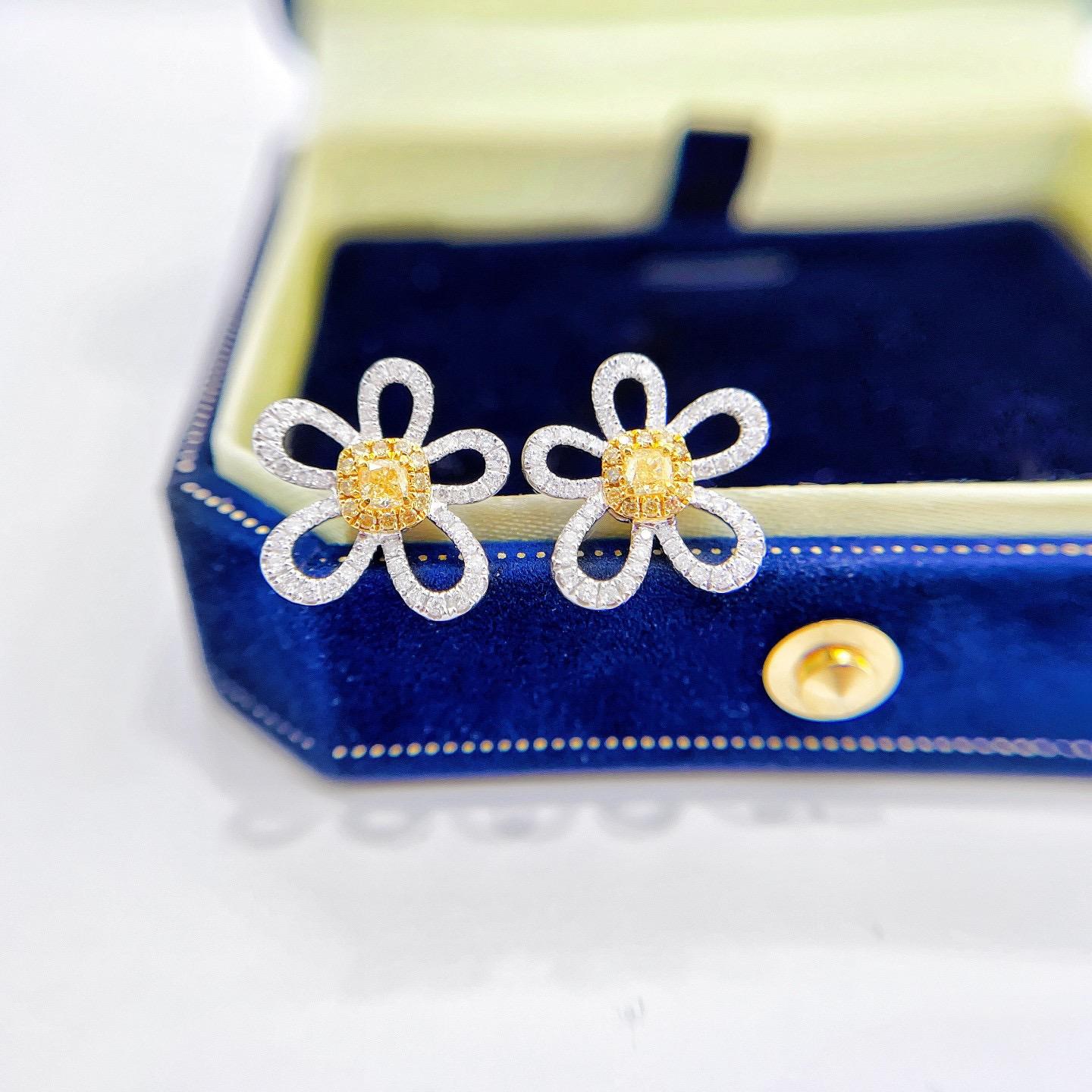 Orecchini con diamanti gialli in oro bianco 18 carati

Oro bianco 18K - 2,57 GM
Diamanti gialli - 0,19 CT
Diamanti Whiting - 0,34 CT

I classici orecchini di diamanti di Nurati Jewelry affascinano con il loro squisito design a fiocco di neve.