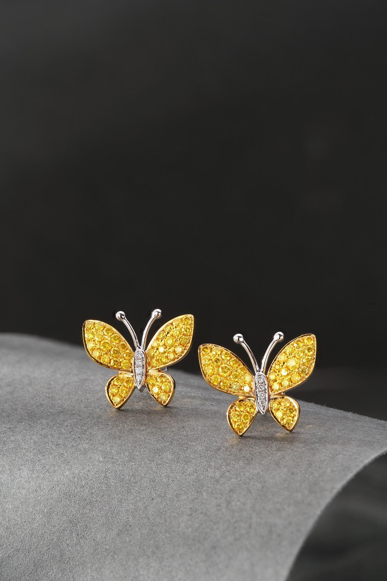 Boucles d'oreilles en or blanc 18K et diamant jaune

Or blanc 18K - 3.01 GM
Diamants jaunes - 0,66 CT

Les délicates boucles d'oreilles papillon de Nurati Jewelry sont un étonnant symbole de grâce et de beauté. Réalisées en or jaune 18 carats, elles
