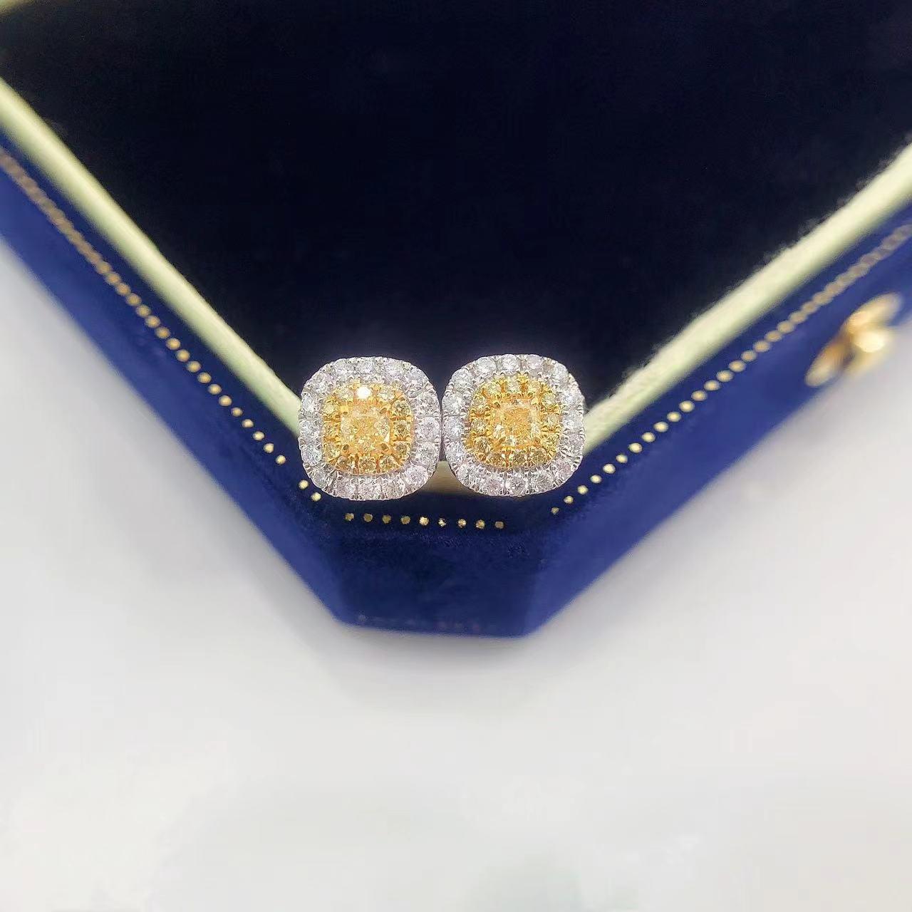 Taglio cuscino Orecchini con diamanti gialli in oro bianco 18 carati in vendita