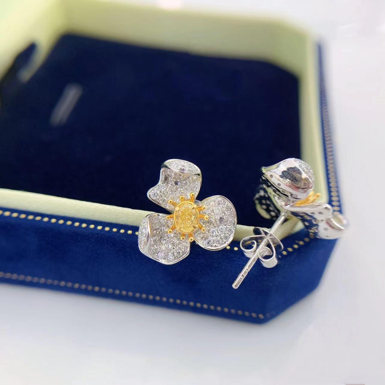 18K White Gold Yellow Diamond Flower Earrings In New Condition For Sale In Hong Kong, HK