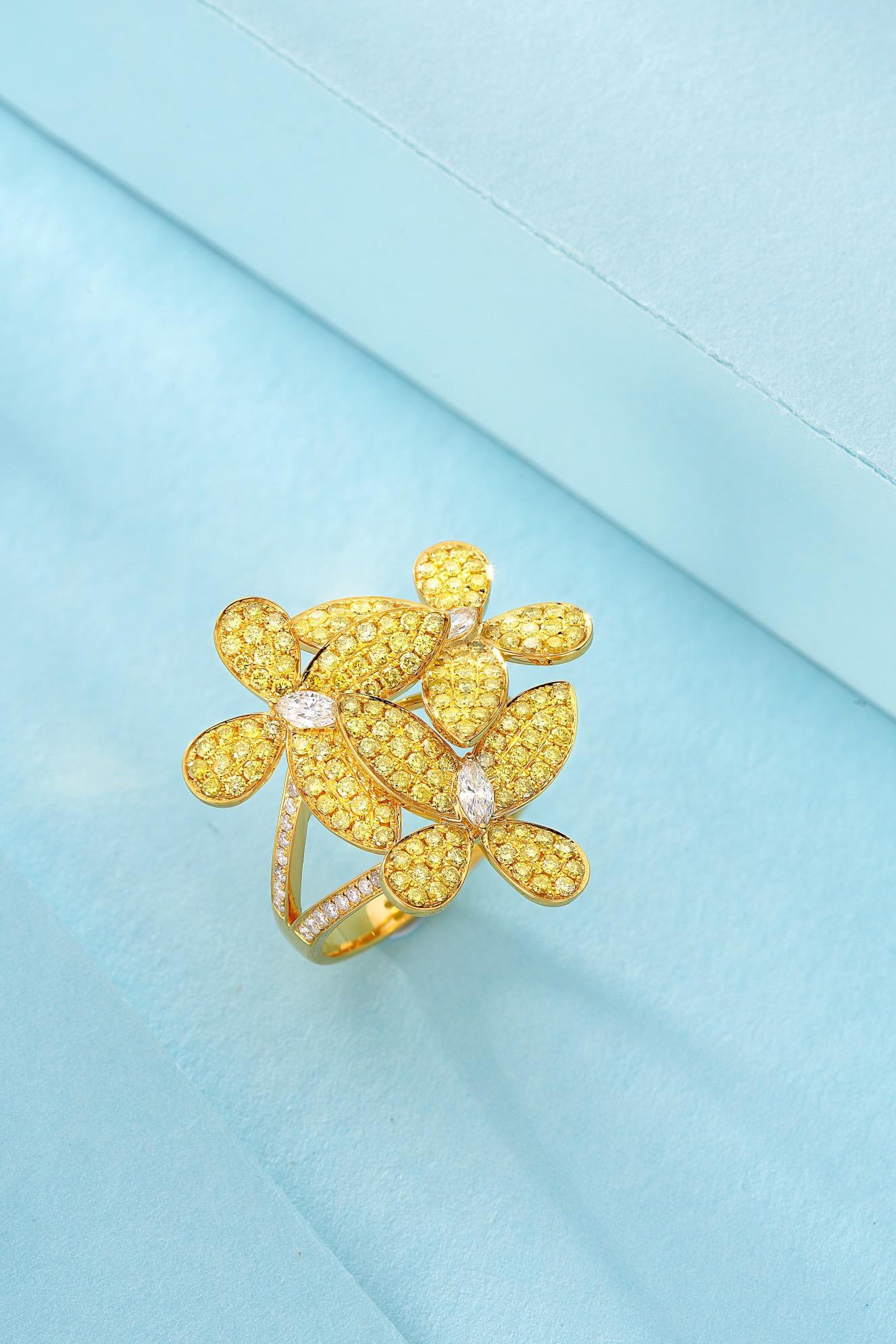 18K White Gold Yellow Diamond Flower Ring 

Yellow Diamonds - 1.26 CT
Diamonds - 0.43 CT

Total Weight - 7.53 GM