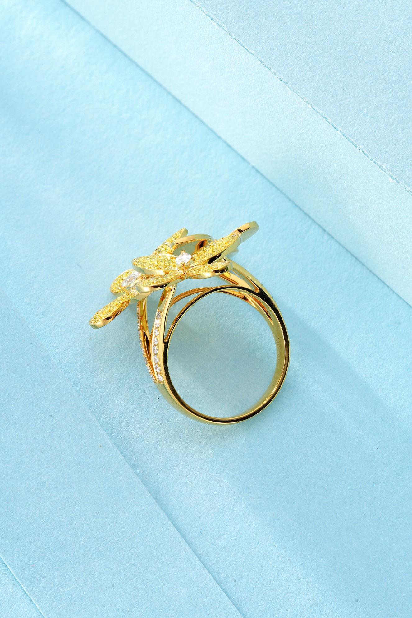Round Cut 18K White Gold Yellow Diamond Flower Ring For Sale