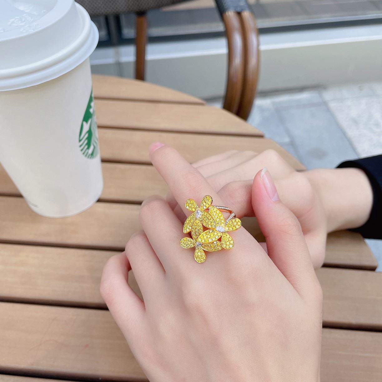 18K White Gold Yellow Diamond Flower Ring In New Condition For Sale In Kowloon, HK