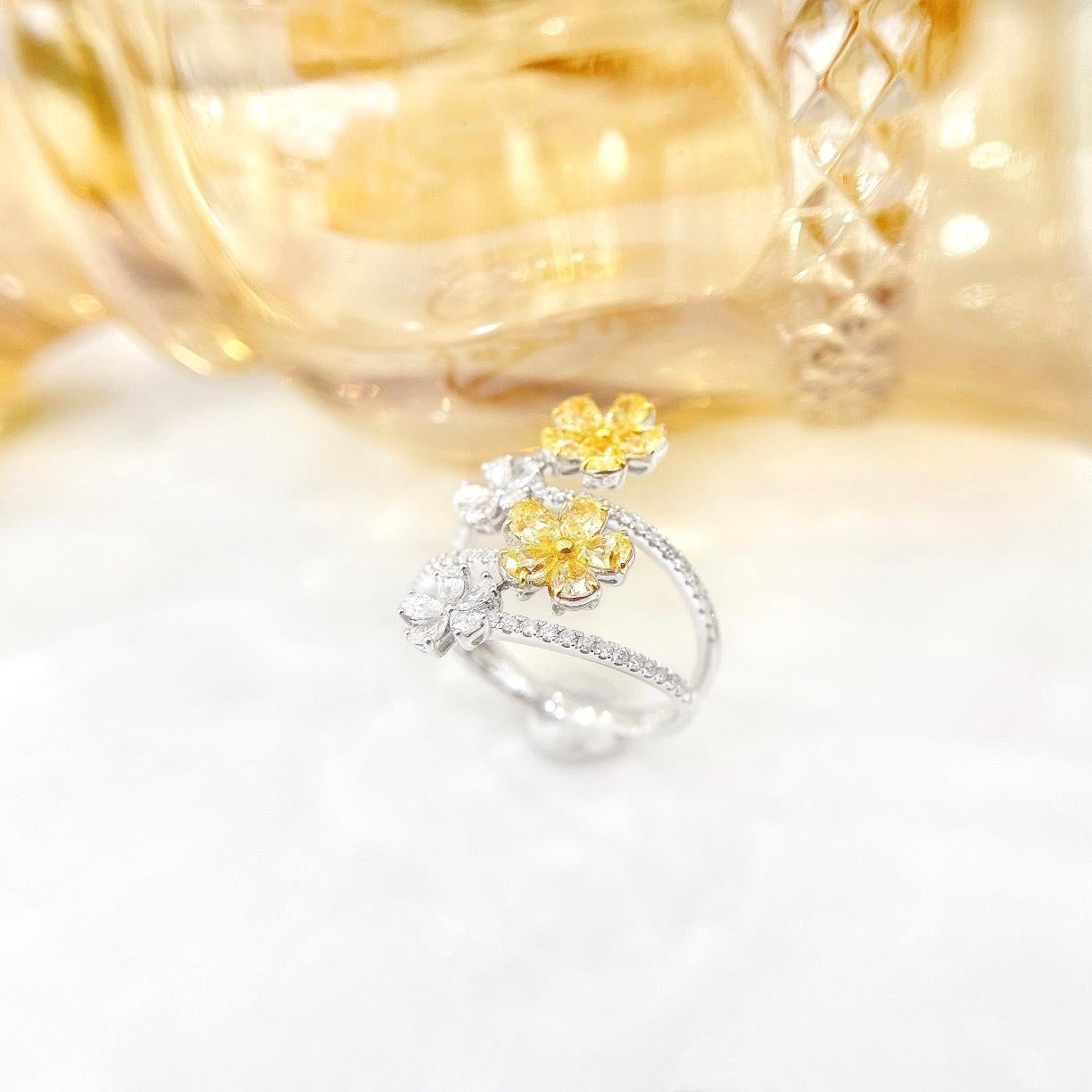 Round Cut 18K White Gold Yellow Diamond Flower Ring with Diamonds For Sale