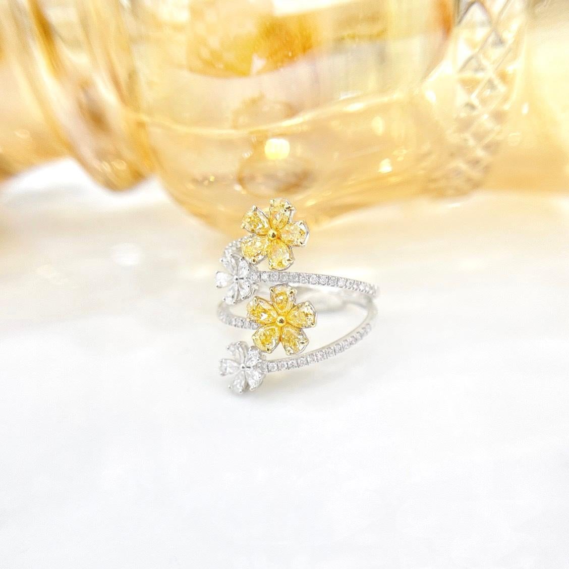 18K White Gold Yellow Diamond Flower Ring with Diamonds In New Condition For Sale In Kowloon, HK