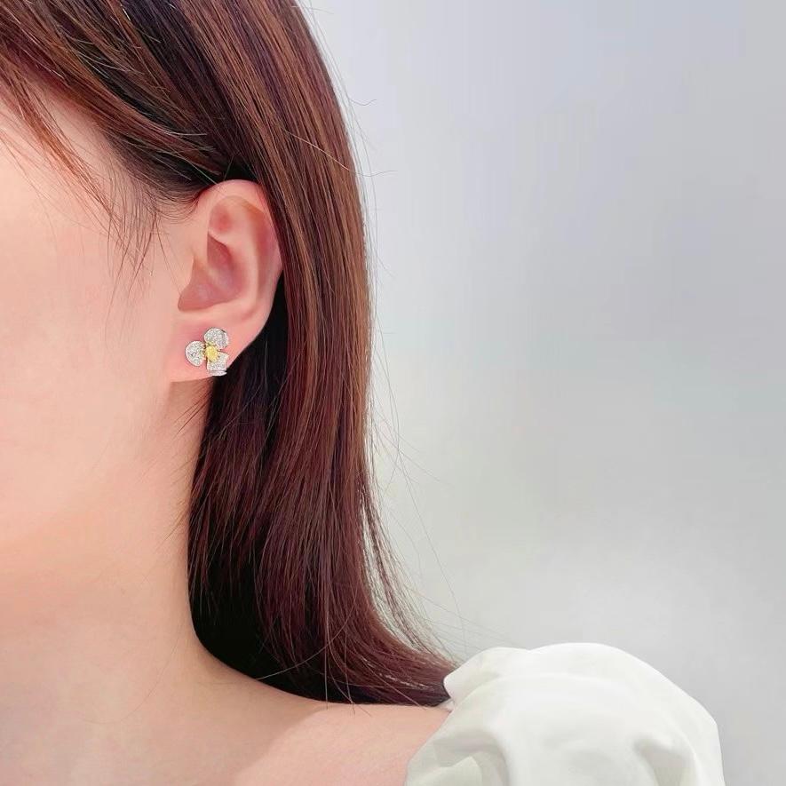 Moderno Orecchini a perno con diamante giallo e diamanti in oro bianco 18K in vendita