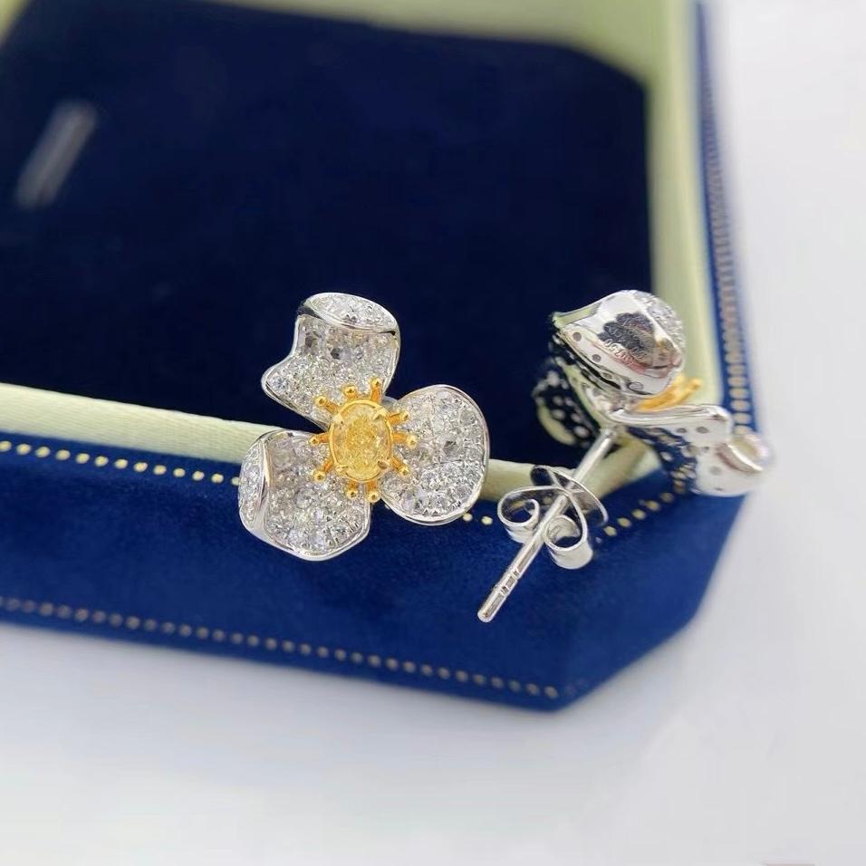 Taglio cuscino Orecchini a perno con diamante giallo e diamanti in oro bianco 18K in vendita