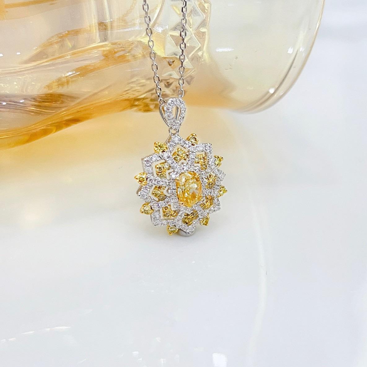 Collana in oro bianco giallo 18 carati

Oro bianco 18K - 3,16 GM
Diamanti gialli - 0,45 CT
Diamanti Whiting - 0,43 CT

Le classiche collane di diamanti di Nurati Jewelry affascinano con il loro squisito design a fiocco di neve. Sapientemente
