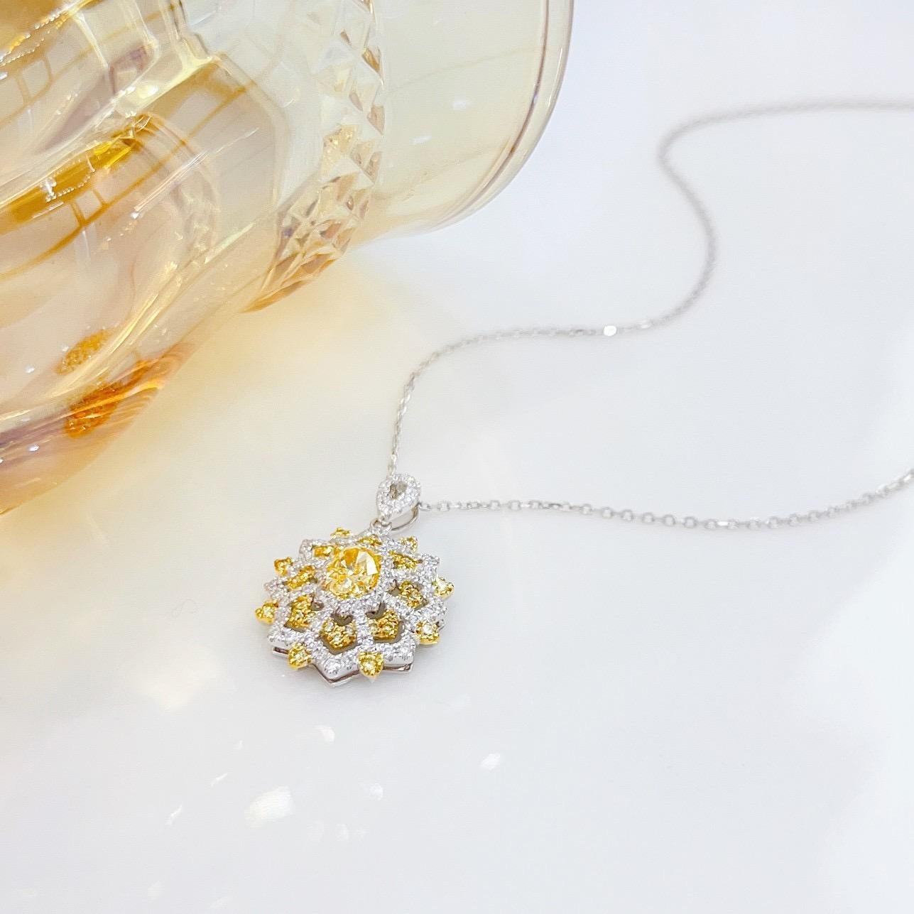 Moderno Collana con diamanti gialli in oro bianco 18 carati in vendita